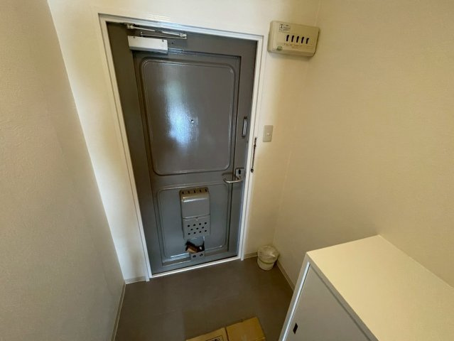 荒神山マンションの玄関