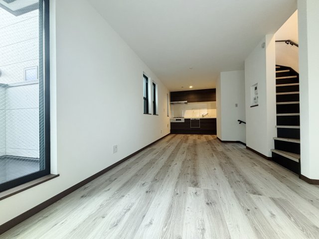 川口市並木1丁目 全5棟 C号棟の居間・リビング|家の中心でもあるLDKは15帖の開放感
多面開口の明る快適な空間です
建物完成につきご見学いただけます(C号棟)