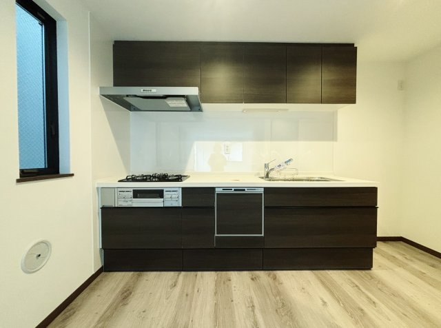 川口市並木1丁目 全5棟 C号棟のキッチン|家事効率が上がるハイスペックキッチン
食器洗乾燥機、浄水器が標準装備装備です(C号棟)