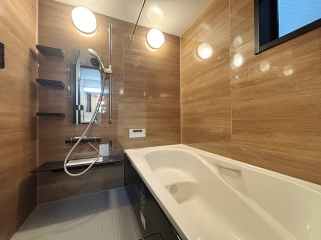 川口市並木1丁目 全5棟 C号棟の浴室|落ち着いた色合いの浴室
一坪タイプの浴室は足を伸ばしてゆっくりバスタイムを楽しめます
浴室換気乾燥機が標準装備です(C号棟)