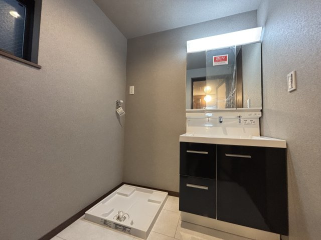 川口市並木1丁目 全5棟 C号棟の洗面所|落ち着いた色合いの洗面台(C号棟)