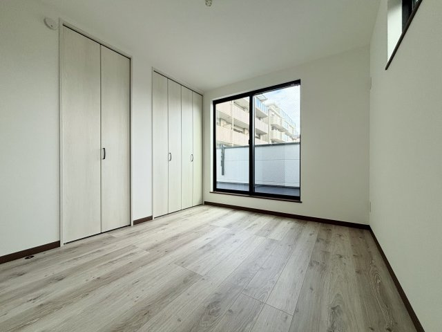 川口市並木1丁目 全5棟 C号棟の洋室|3階6帖洋室は整形なお部屋なので家具のレイアウトもしやすいです
壁面ワイドな収納が魅力的です(C号棟)