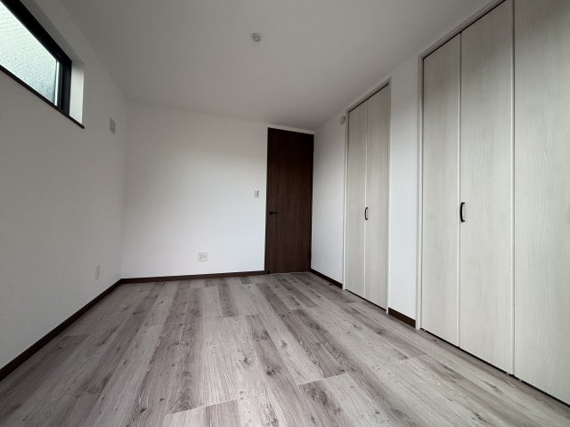 川口市並木1丁目 全5棟 C号棟の洋室|3階5.4帖洋室は2面開口の明るく快適なお部屋です
壁面ワイドな収納が魅力的です