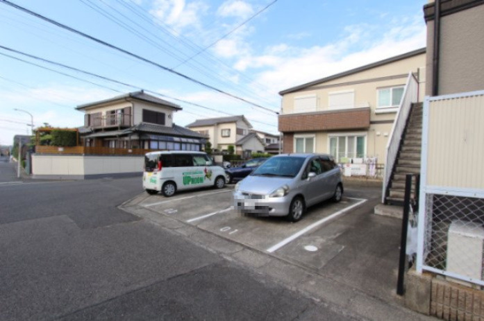 ファミール堀部Ⅱの駐車場|駐車場があるので、車を買う予定の方も安心です