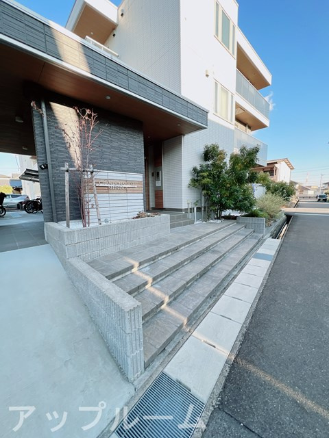 春日井市篠木町６丁目のアパートのエントランス