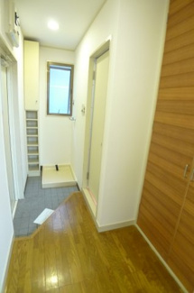 毎日通る玄関はこちらです