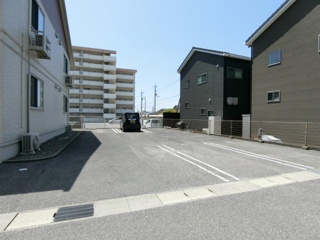 サンエクセルC棟の駐車場