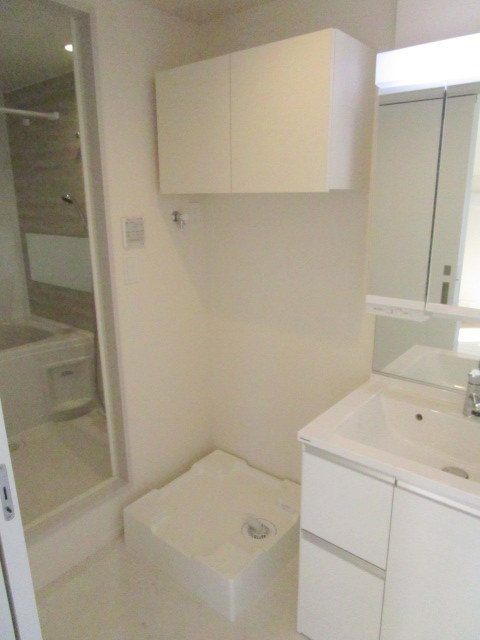 ブリランテ三宿の内装|洗濯機置場の上に収納あり