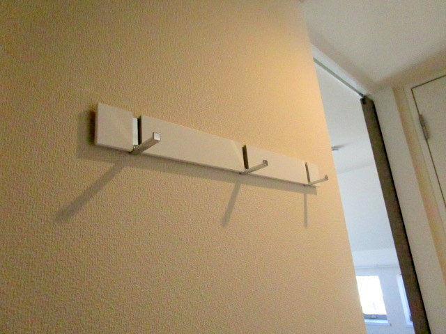 ブリランテ三宿の設備|玄関にはコート掛け