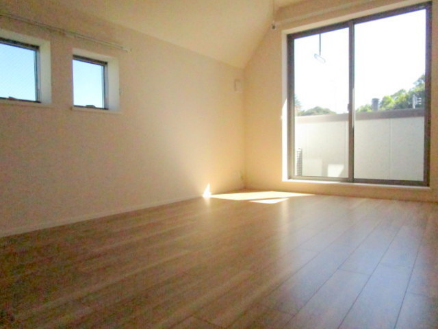 ブリランテ三宿の居間・リビング|明るいフローリングのリビングです