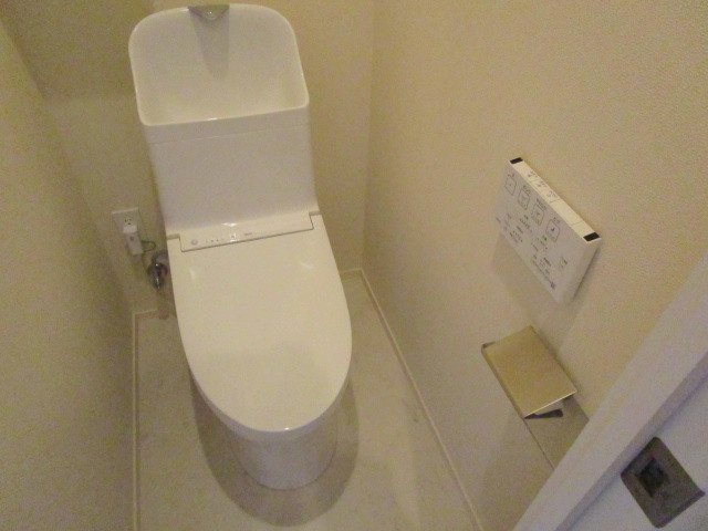 ブリランテ三宿のトイレ|ペーパーホルダーにスマホ置けます