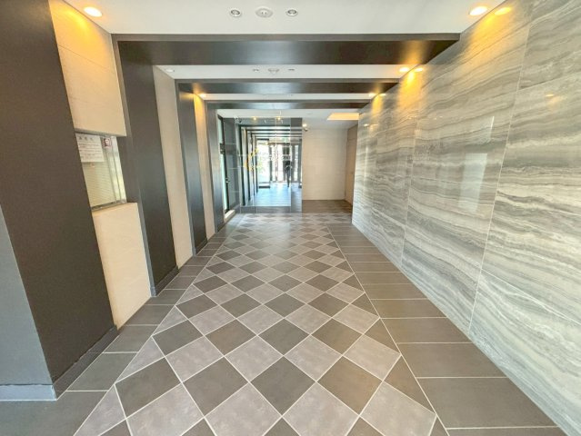 ファステート江坂ランウェイのエントランス