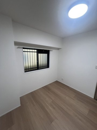 ライオンズマンション草加第２の洋室|落ち着いた色調の洋室です