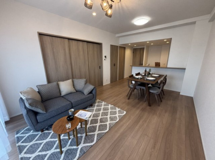 ユトリシア五番街の居間・リビング|15.3帖の広々としたリビングです