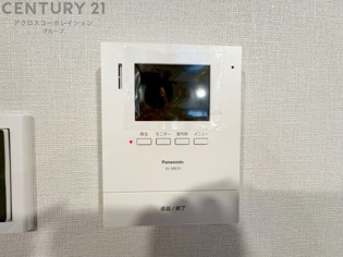 訪問者が来たときにテレビ画面で確認できるため、安心してドアを開けられます。録画機能があるものもあり、留守中に来訪者を記録しておくことができます。利便性が高く、セキュリティ面でも安心です。