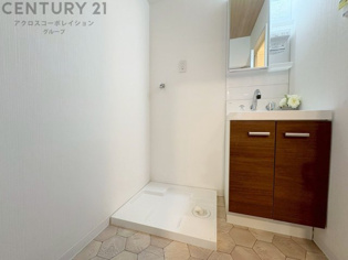 洗濯物の仕分け作業がしやすく、整理整頓が容易になります。洗濯音や湿気を他の部屋に持ち込まず、生活環境を快適に保ちます。上部を活用すれば収納スペースを確保でき洗剤や洗濯用品の整理もしやすくなります。