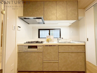 壁付けシステムキッチンはスペースの最大限の有効活用が可能で、動線がスムーズになり調理や準備が快適で効率的に行えます。収納スペースや吊り戸棚が設けられ、調理器具や食器類をスマートに収納できます。