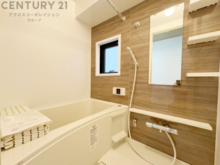 ユニットバスは省スペースでありながら、シンプルな設計と使いやすさを備え、簡便なメンテナンスが可能です。窓付きで換気にも便利です。またミラー・小物置き場もあり便利です。