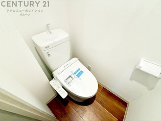 温水洗浄便座付トイレは温水洗浄機能により、暖かい水でおしりを洗浄することができ、冷たい水を使う従来の便座に比べ、温水洗浄機能で暖かいトイレを提供し、快適な使用を可能にします。