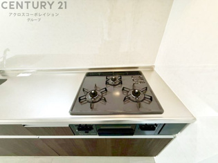 多数の調理器具を同時に使用でき、料理の効率化が可能。省エネで節約になり、様々な料理スタイルに適応できます。また、火力調整が独立しており、手入れや掃除もしやすく、今よりもっとお料理が楽しくなるかも。