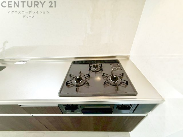 多数の調理器具を同時に使用でき、料理の効率化が可能。省エネで節約になり、様々な料理スタイルに適応できます。また、火力調整が独立しており、手入れや掃除もしやすく、今よりもっとお料理が楽しくなるかも。