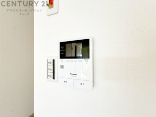 訪問者が来たときにテレビ画面で確認できるため、安心してドアを開けられます。録画機能があるものもあり、留守中に来訪者を記録しておくことができます。利便性が高く、セキュリティ面でも安心です。