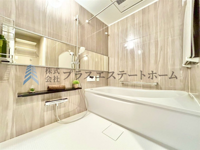 【浴室】 | リフレ神戸 | 横長の鏡は浴室に個性的な印象を与え浴室を広く見せることができ開放的な空間を演出することが可能です♪