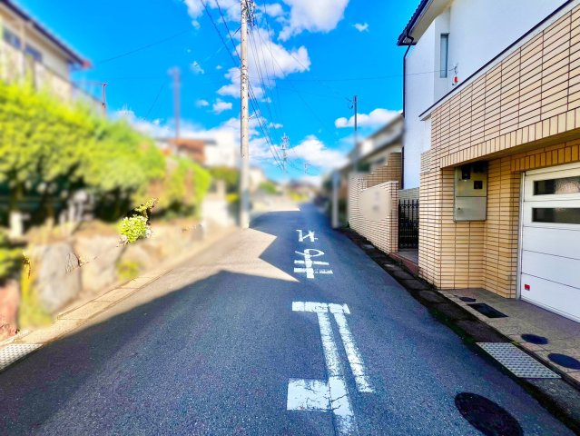 長久手市仏が根土地の前面道路含む現地写真|北側は約5.5ｍ～約5.6ｍの幅員の道路、車の通行や駐車のしやすい幅員です！