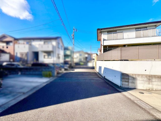 長久手市仏が根土地の前面道路含む現地写真|西側は幅員約5.9ｍ～6.9ｍの道路です