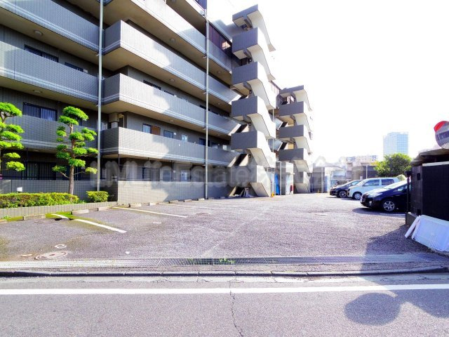 東村山市久米川町４丁目の賃貸マンションの駐車場