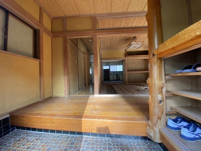 【玄関】 | 【DIYおすすめ】高萩市下手綱　中古戸建 | 明るい玄関です