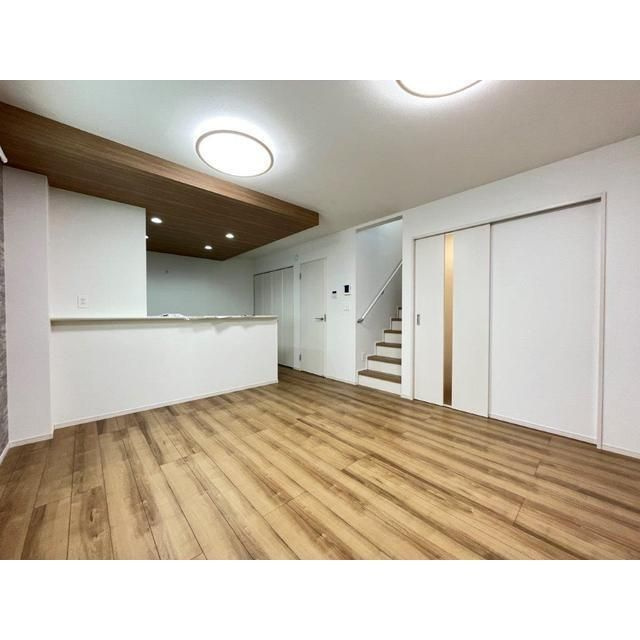 泉町２丁目貸家の居間・リビング