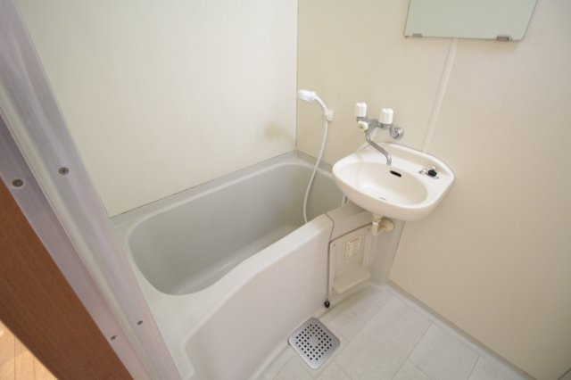 萩コーポの浴室|きれいなユニットバス　洗面器つき