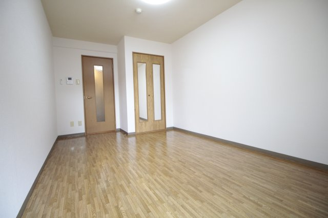 萩コーポの居間・リビング|クローゼット完備♪