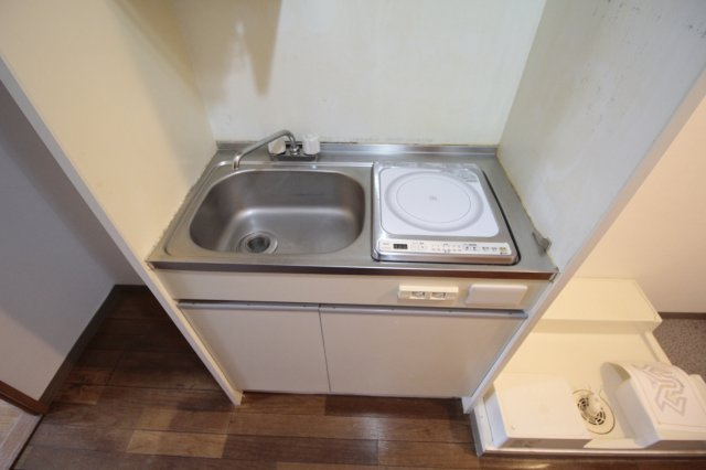 萩コーポのキッチン|コンパクトなキッチンユニット　IHコンロ　
