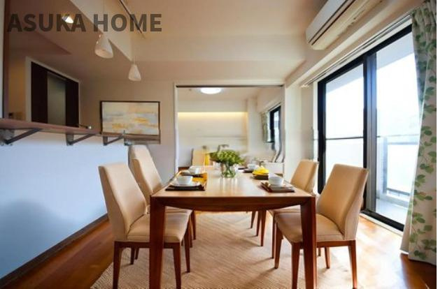 インペリアル横浜パークサイドの居間・リビング|LDKと隣接した洋室は、リビングを広く使う事もできるので汎用性が高いリビングになってます。

