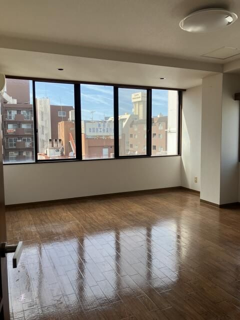 黒田救命堂ビルの居間・リビング