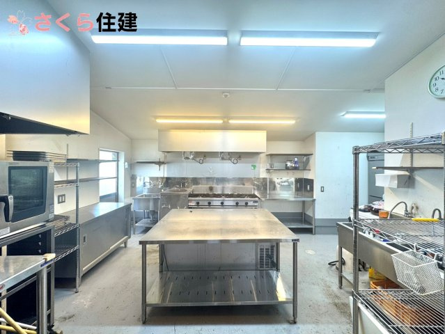 益子町店舗戸建のキッチン|厨房は広々としています