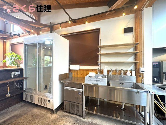 益子町店舗戸建のキッチン|冷蔵庫、水道完備