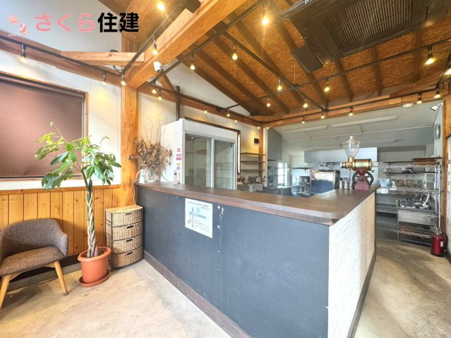 益子町店舗戸建のエントランス|エントランスは厨房から目の届くところなので安心