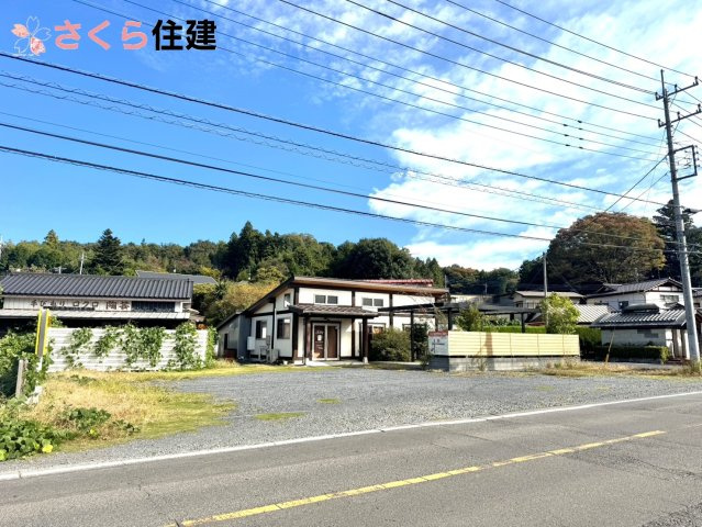 益子町店舗戸建の外観|全面の道路は益子へのメインの通りなので目を引きます