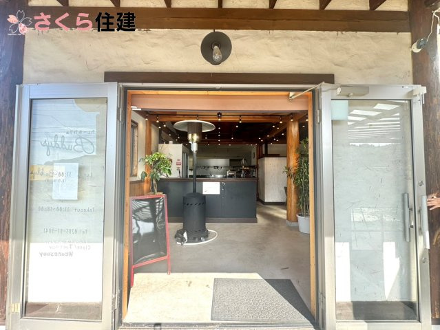 益子町店舗戸建のエントランス|エントランスは解放すると中の様子も見えるのでお客様も入店しやすそうです
