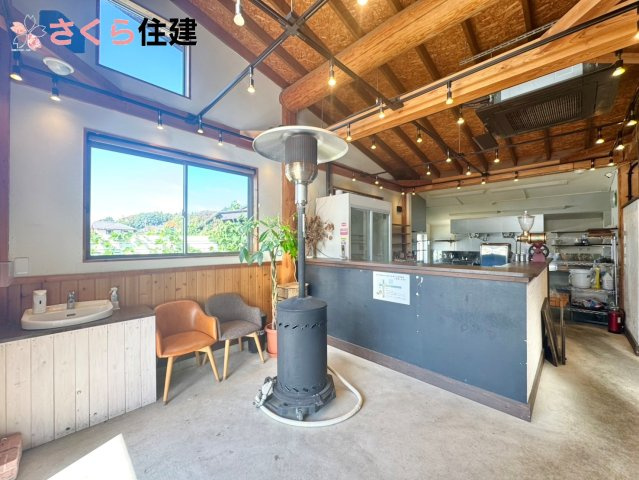 益子町店舗戸建の内装|ガスストーブは外利用