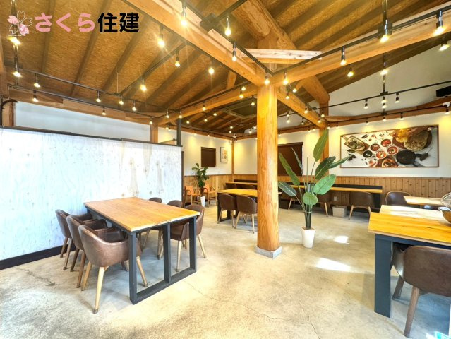 益子町店舗戸建の内装|ホール内の様子　天井も高いので開放感があります