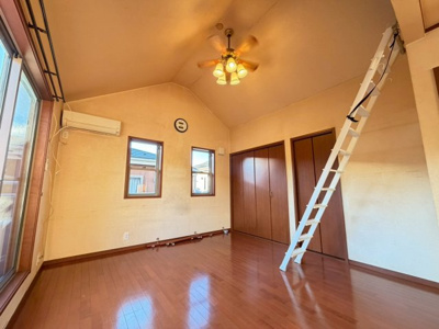 【居間・リビング】 | 駅徒歩10分♪車２台3LDK＋S＋ロフト、ウッドデッキ | 勾配天井開放的なリビング