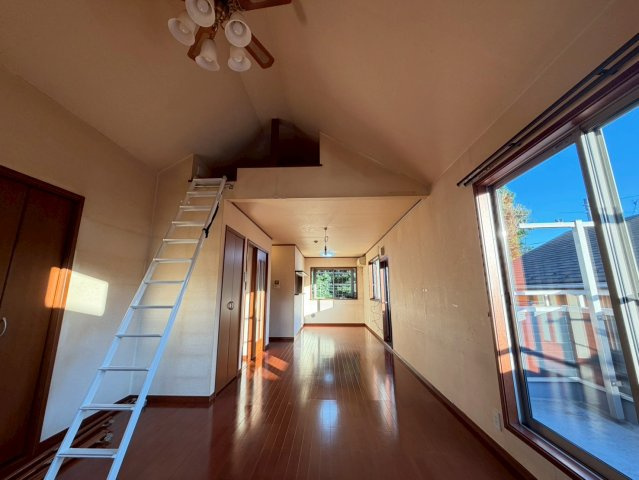 【居間・リビング】 | 駅徒歩10分♪車２台3LDK＋S＋ロフト、ウッドデッキ | リビング勾配天井ロフト