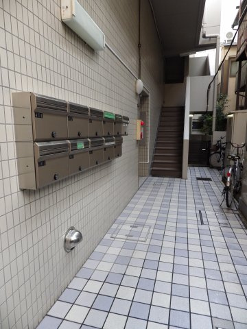 ルーブル小石川・森田ビルのエントランス