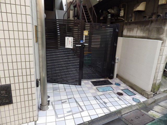 ルーブル小石川・森田ビルのエントランス