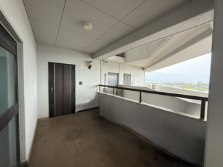 【玄関】 | セザール琵琶湖大橋 | 玄関アルコーブ部分です。自転車などを置くことができます。