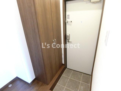 【玄関】 | シャノワール岩沼 | 背の高い下駄箱で靴も収納できます。